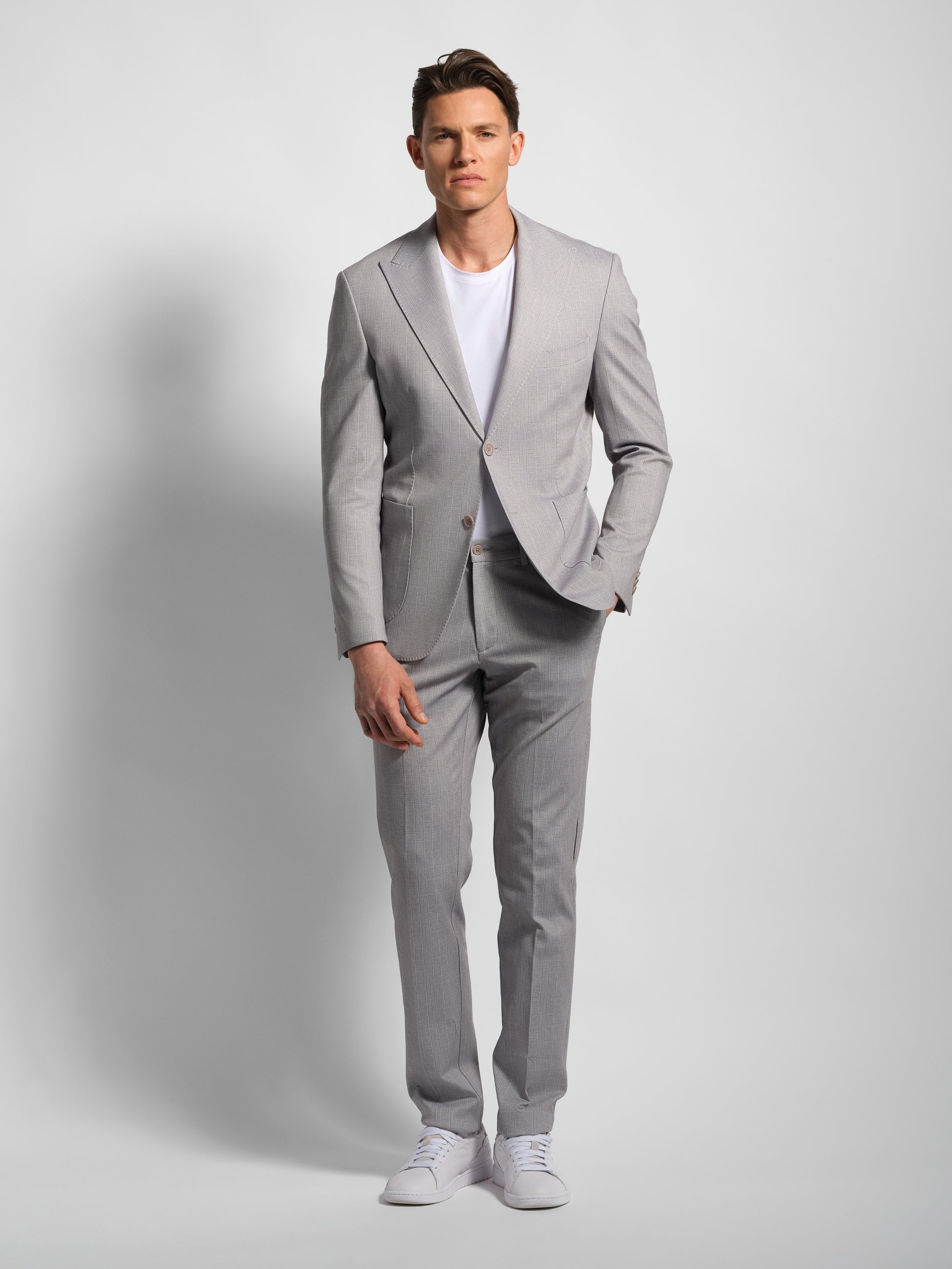 Man wearing a gray Prince de Galles jersey suit front viewsuit