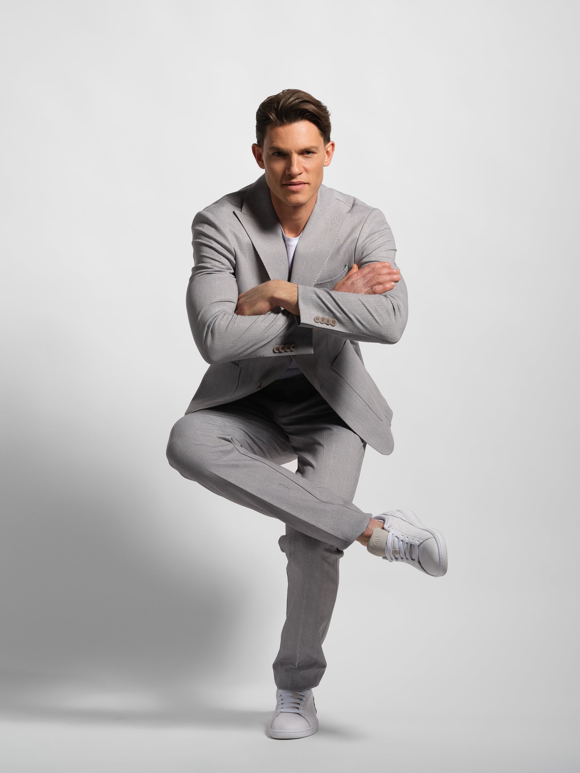 Grey Prince de Galles jersey suit posing