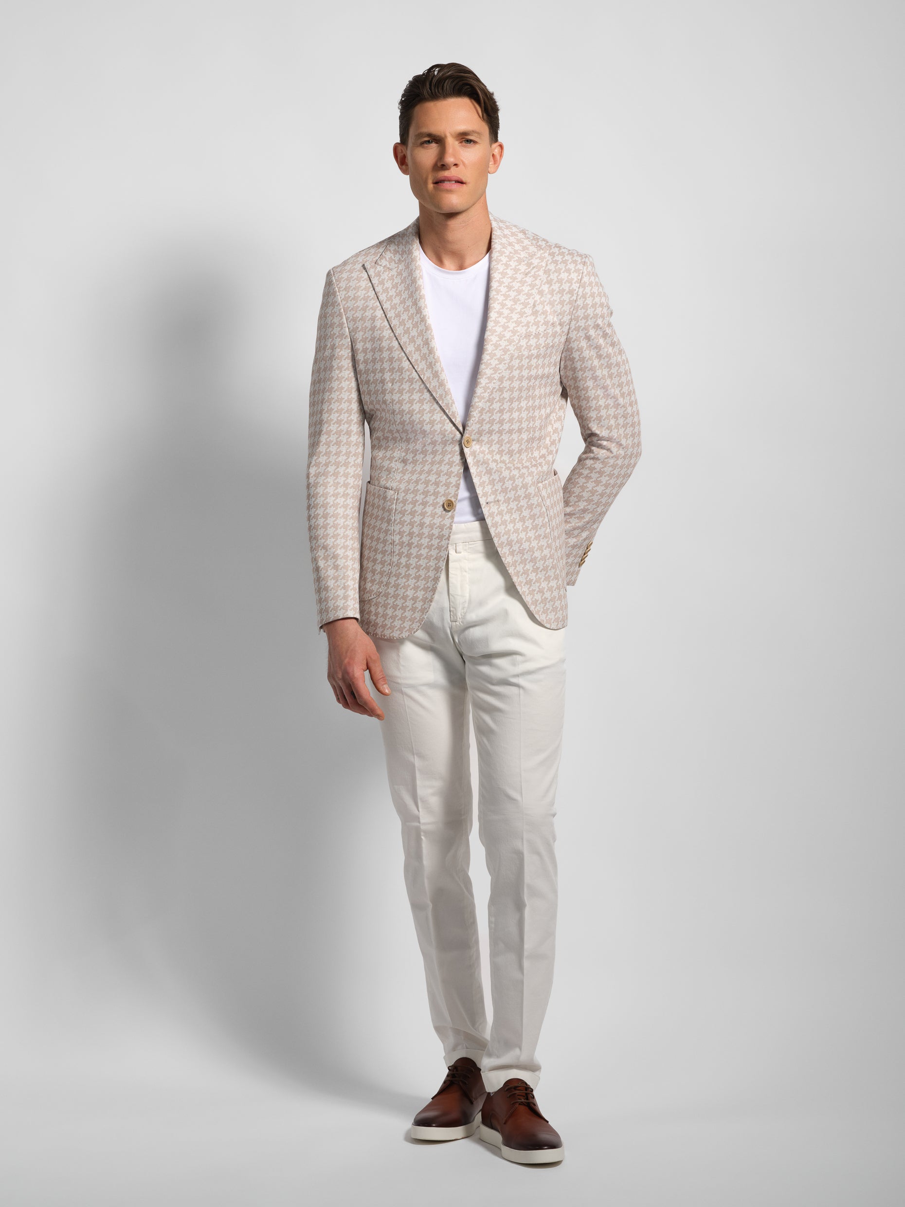 Man wearing a Houndstooth jersey blazer front view – wide peak lapel