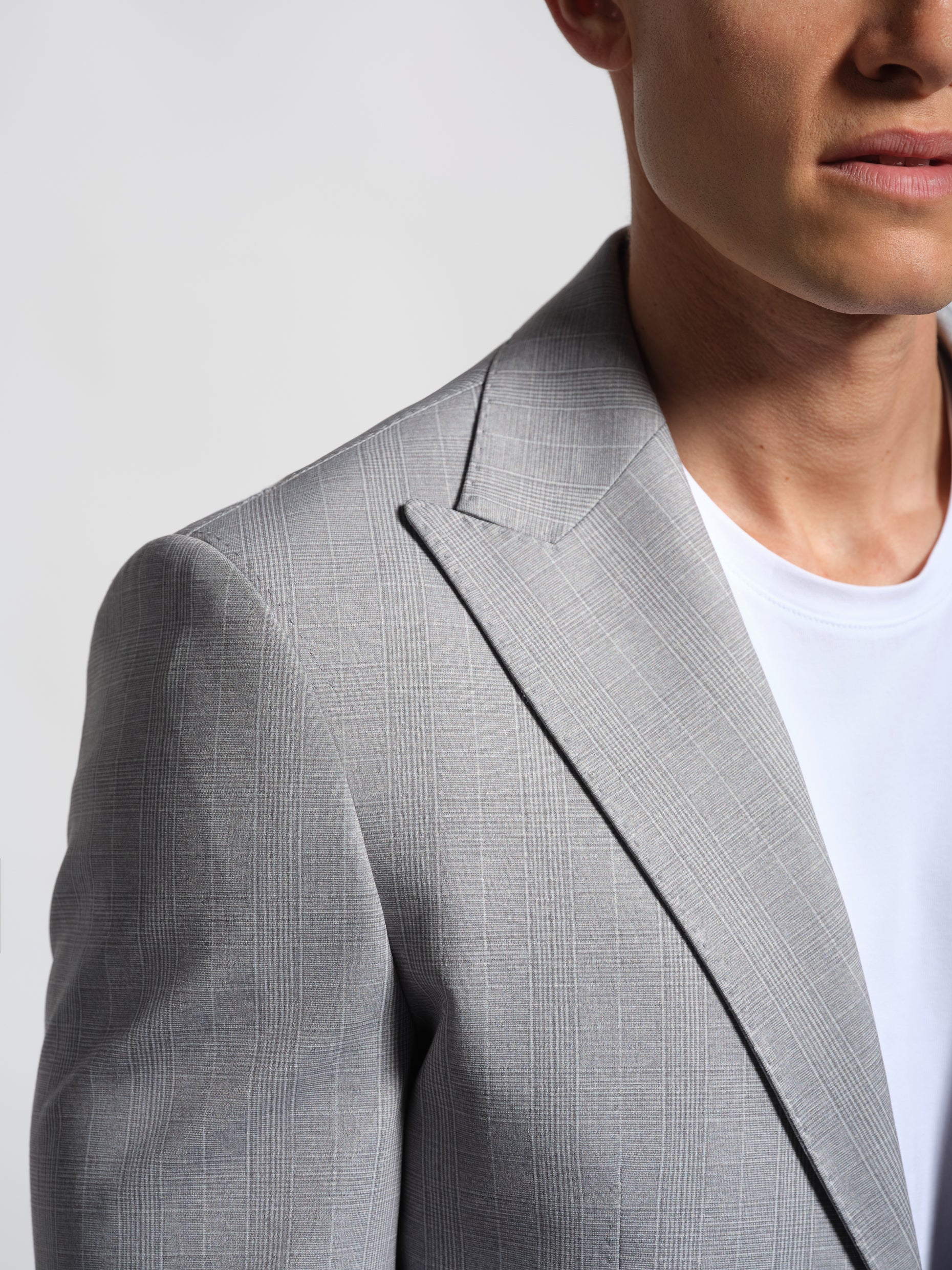 close up grey Prince de Galles jersey suit front view peak lapel